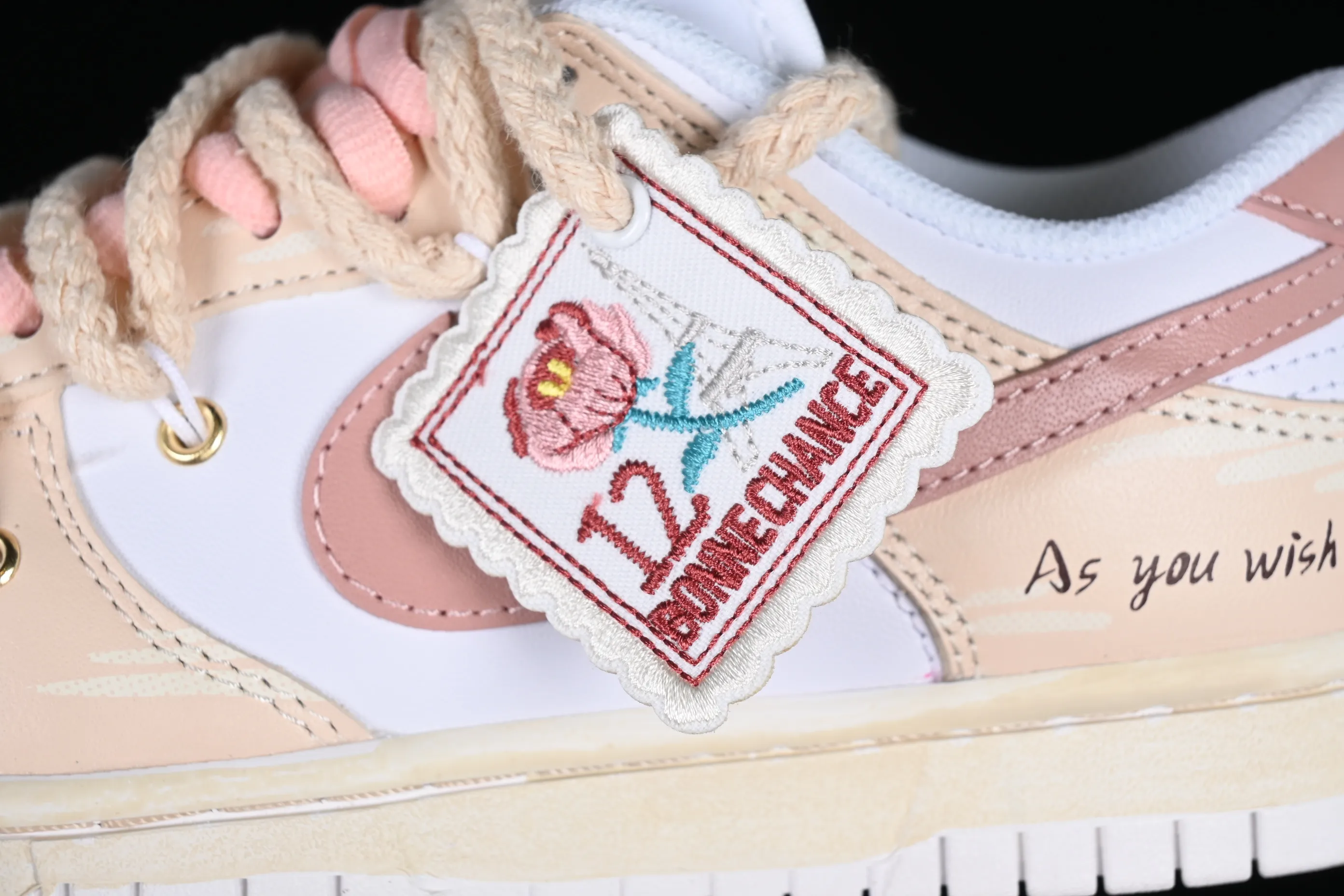 All Categories Nk SB Dunk Series Nk SB Dunk Low Low-top sneakers Nk Dunk Low Retro vibe style Rose cloth patch Brown and white distressed oxidation SB strap casual sneakers DH9765-100